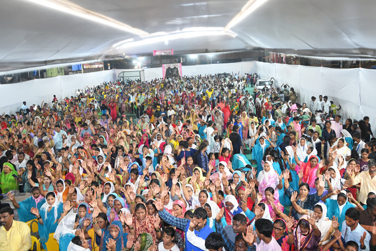 On January 13 and 14, 2024, thousands gathered for Grace Ministry's two-day prayer meeting at Sion on the Mumbai grounds. The two-day prayer assembly drew attendees from around Mumbai in Koliwada, Dharavi.
